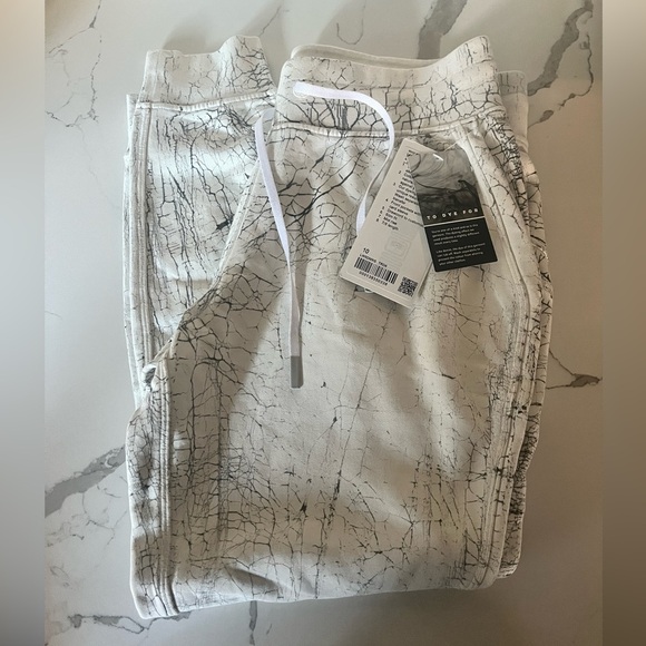 🍋NWT Lululemon Warm Down Jogger - Picture 2 of 9